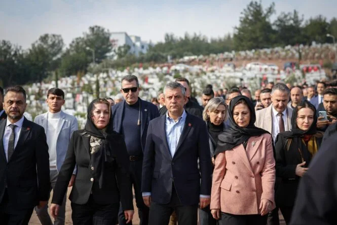 ayse-unluce-ozgur-ozel-deprem-bolgesi-ziyareti-osmaniye-gaziantep-anma-2026