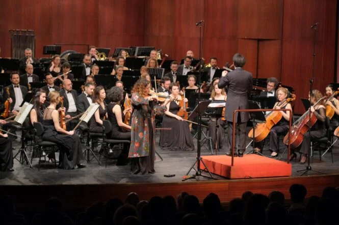 eskisehir-buyuksehir-belediyesi-senfoni-orkestrasi-konserinde-idil-yunkus-ve-rustam-rahmedov-sahne-performansi