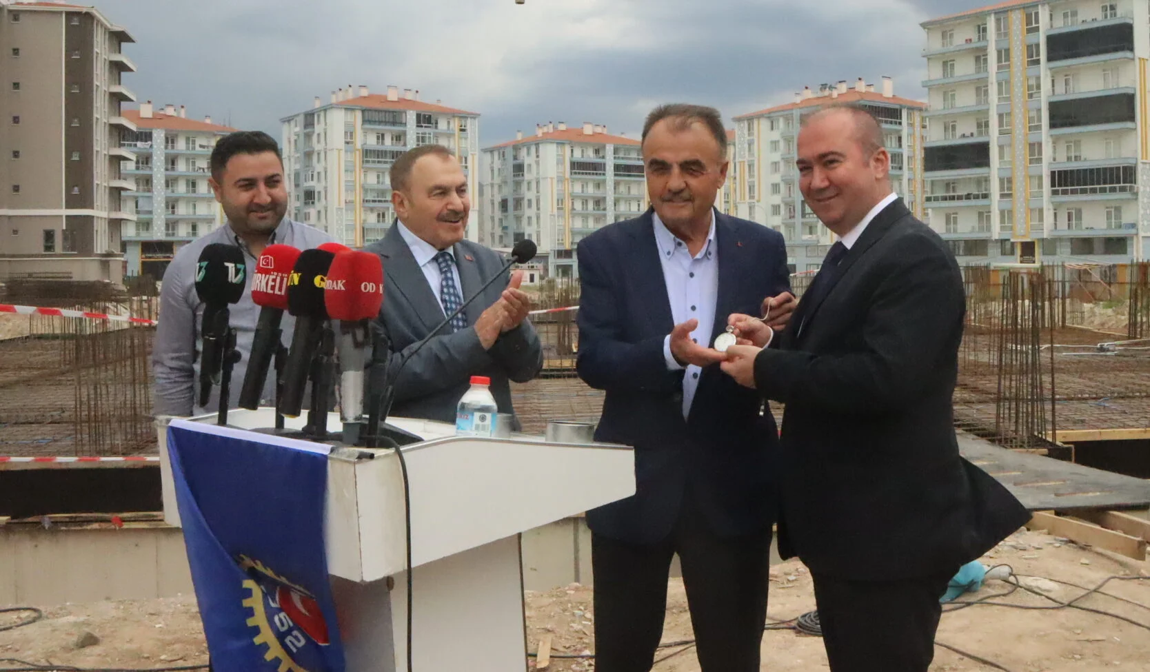 Veysel Eroğlu temel atma töreninde tarih verdi: Konutlar 2028’de teslim edilecek