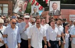 talat-yalaz-eskisehir-chp-il-binasi-onunde-anahtar-teslimi-ve-yeni-parti-konusmasi
