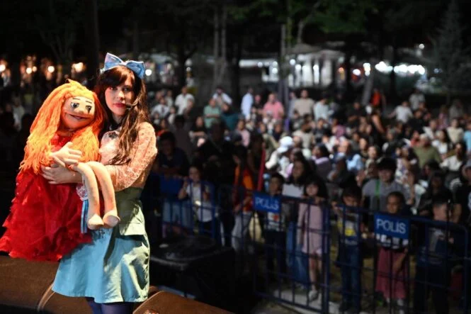 Emirdağ Gurbetçi Festivali’nde Miniklerin Neşesi: Vantrolog Ezgi Sezgin ve “Oraletindunyasi” Rüzgârı